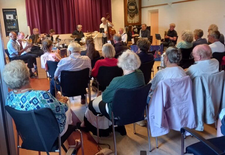 Gluren bij de buren de Pelikaan Krommenie Zaanstad