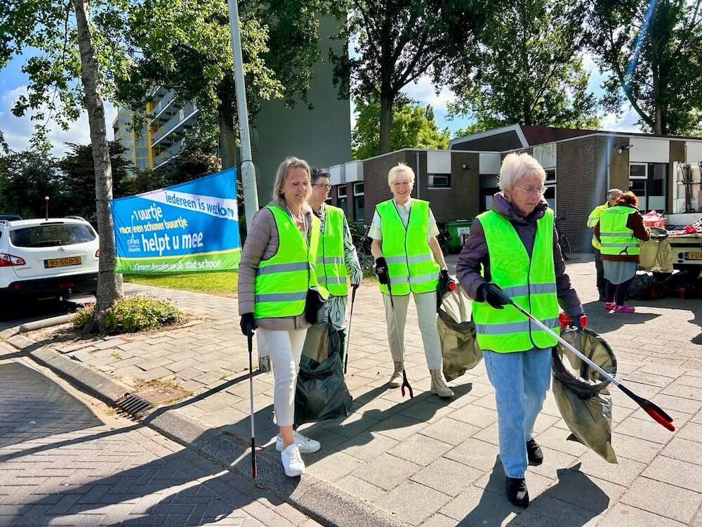 Zwerfaval actie de Pelikaan Krommenie Zaanstad