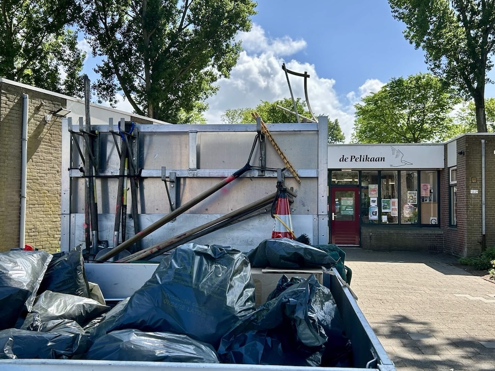 Zwerfaval actie de Pelikaan Krommenie Zaanstad